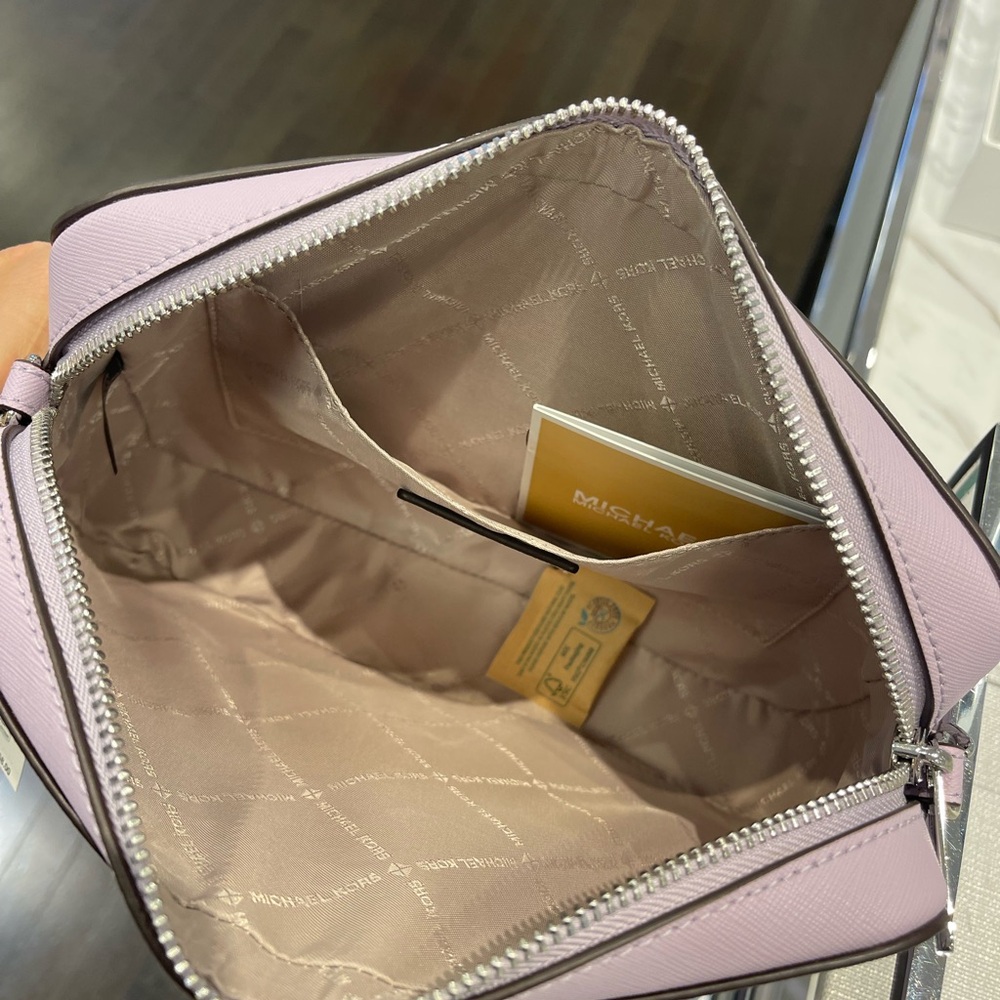 MICHAEL KORS Jet Set Large Saffiano Leather EW Crossbody Bag
Light Quartz
NWT - Picture 11 of 16
